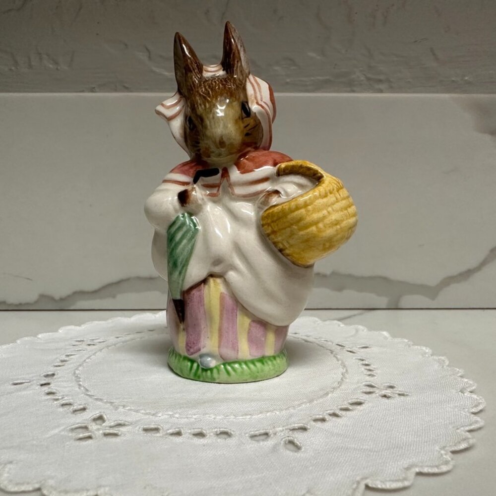 Mrs. Rabbit BEATRIX POTTER ceramic figurine 1951